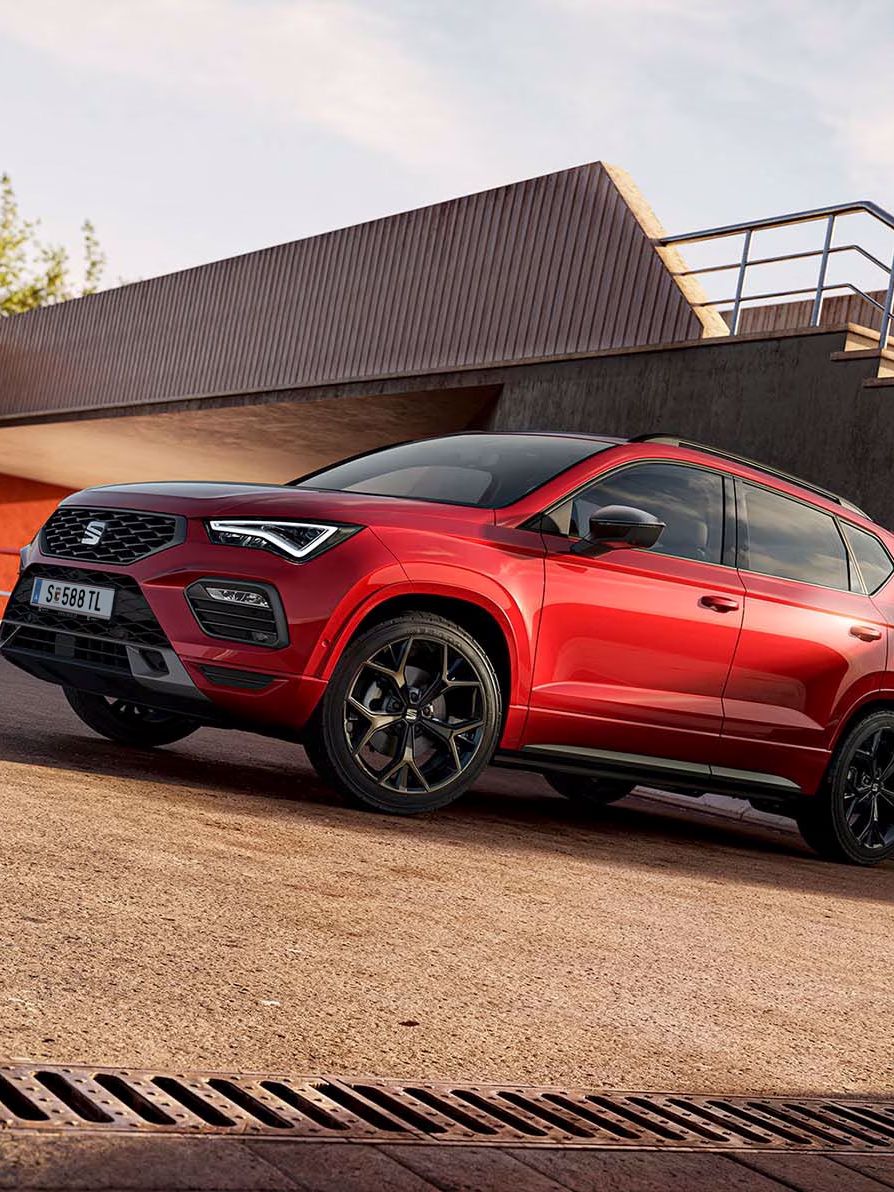Ein SEAT Ateca in der Black Edition mit roter Lackierung steht perspektivisch aufgenommen auf einem Parkplatz