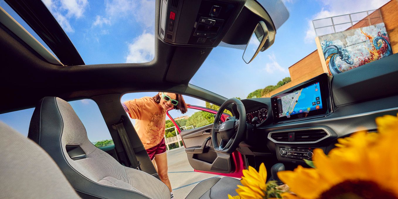 SEAT Ibiza Innenraum mit Sonnenblumen und Mädchen in offener Tür