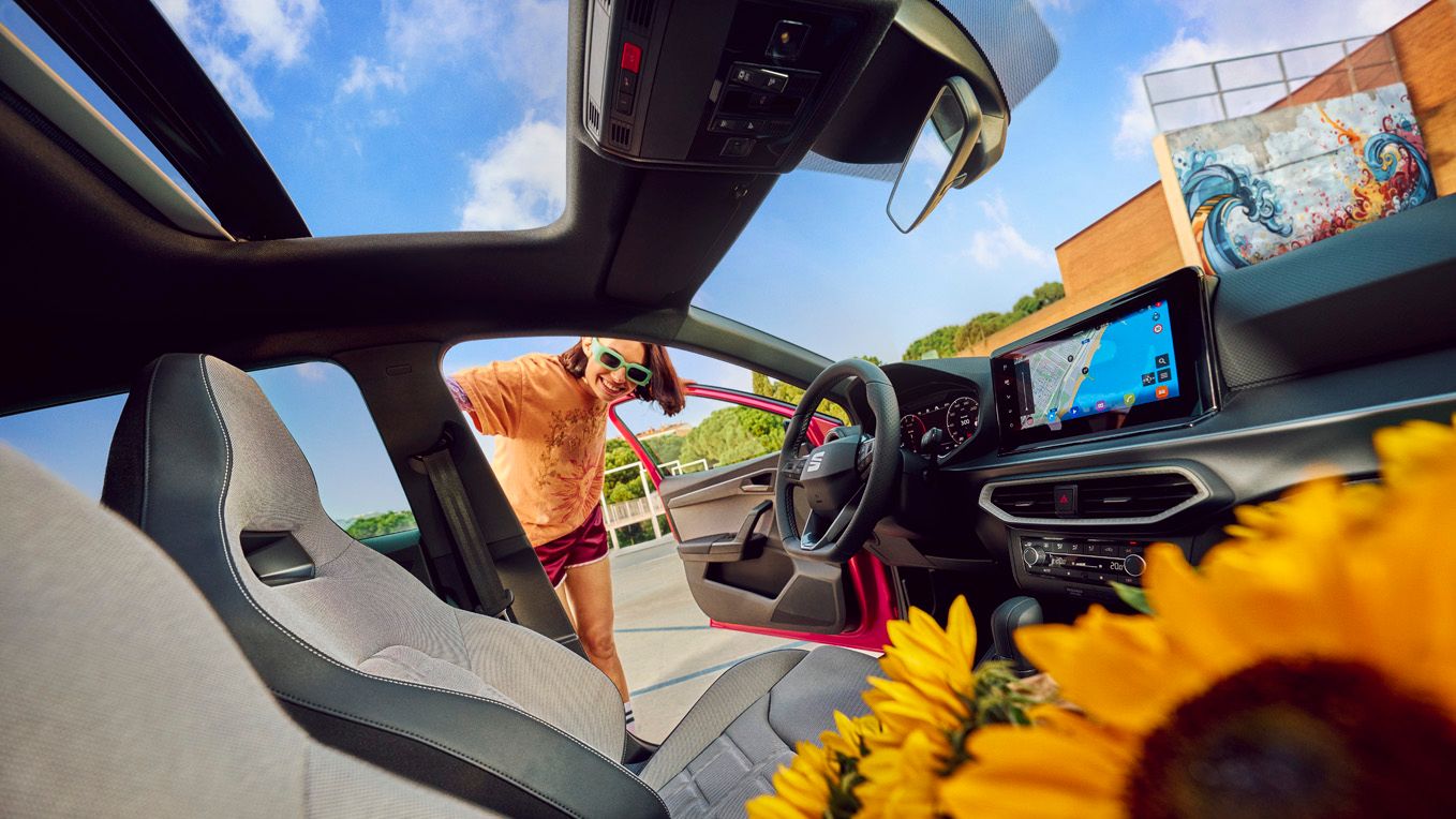 SEAT Ibiza Innenraum mit Sonnenblumen und Mädchen in offener Tür