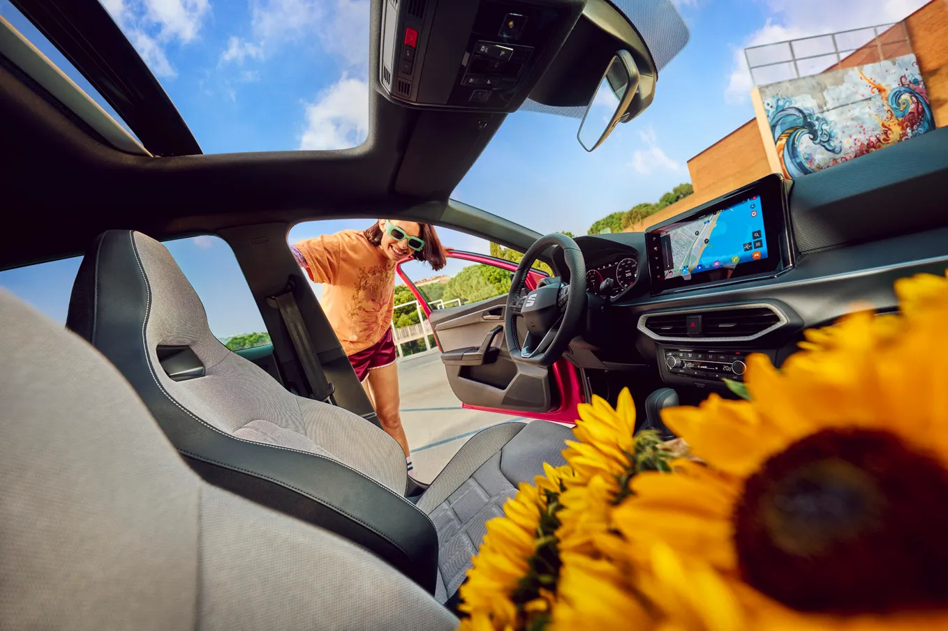 SEAT Ibiza Innenraum mit Sonnenblumen und Mädchen in offener Tür