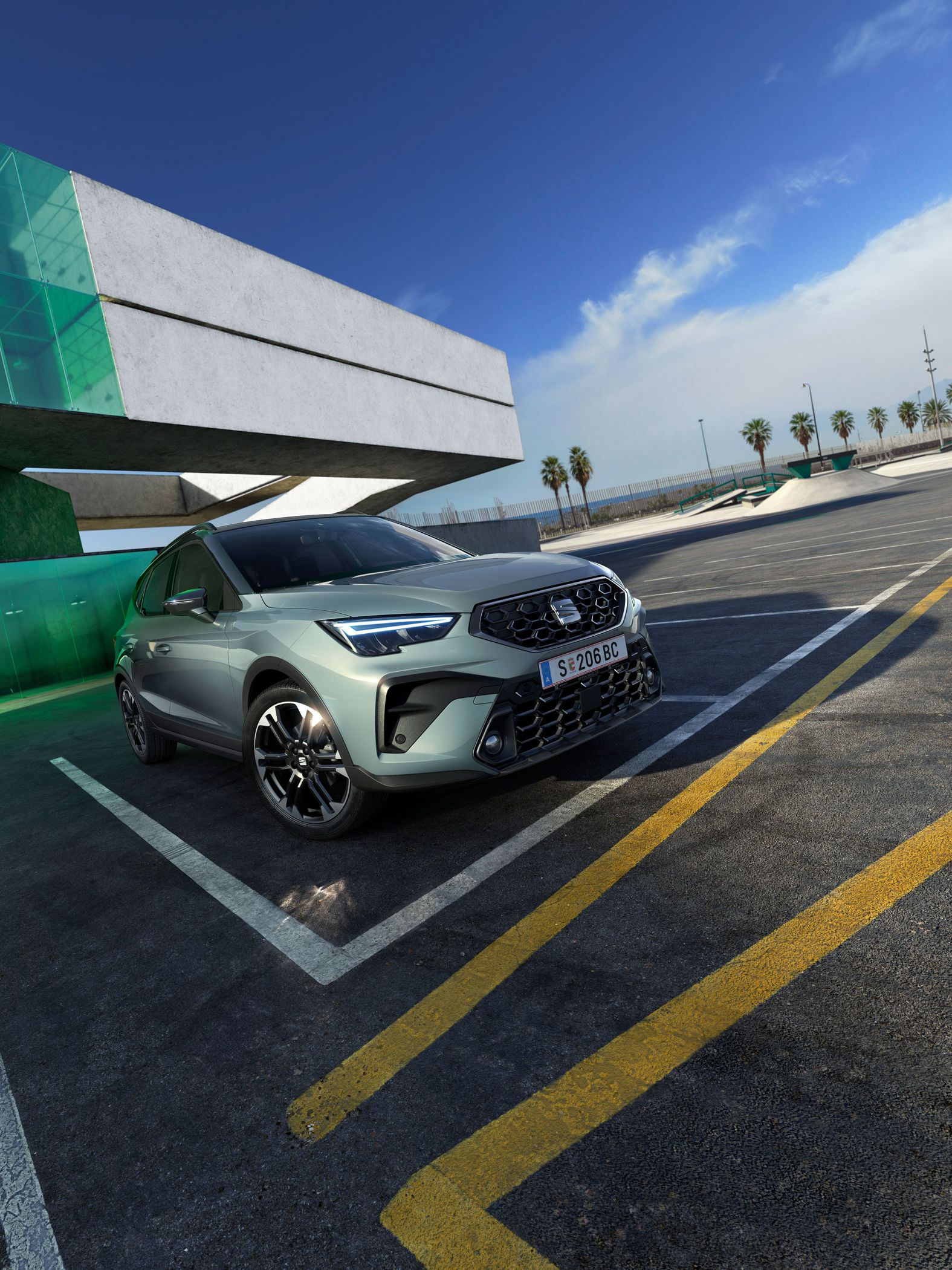 Gesamtansicht eines SEAT Arona 2025, im Freien geparkt.