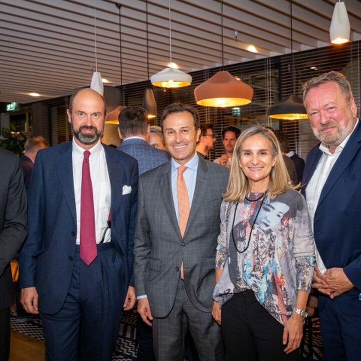 Personen von links: Kai Vogler (SEAT S.A. Vorstand Marketing & Vertrieb), Dr. Stefan Piëch (Aufsichtsrat der Porsche SE), Alexander Ehrlich-Adam (Außenministerium Österreich - Referatsleiter für Süd- und Südostasien), Cristina Fraile Jiménez de Muñana (Spanische Botschafterin in Österreich), Wolfgang Wurm (Geschäftsführer Porsche Austria)