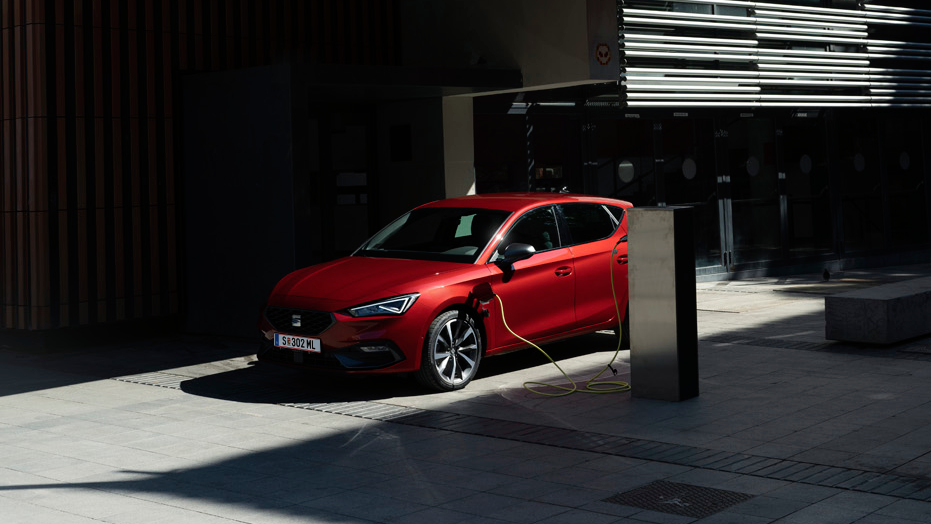 SEAT Leon bei Laden vor einem Gebäude