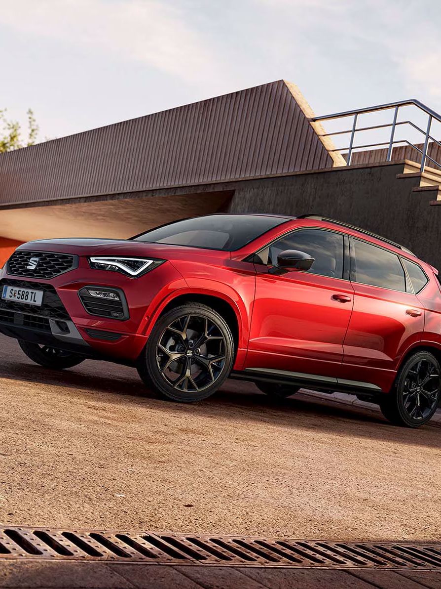 Ein SEAT Ateca in der Black Edition mit roter Lackierung steht perspektivisch aufgenommen auf einem Parkplatz