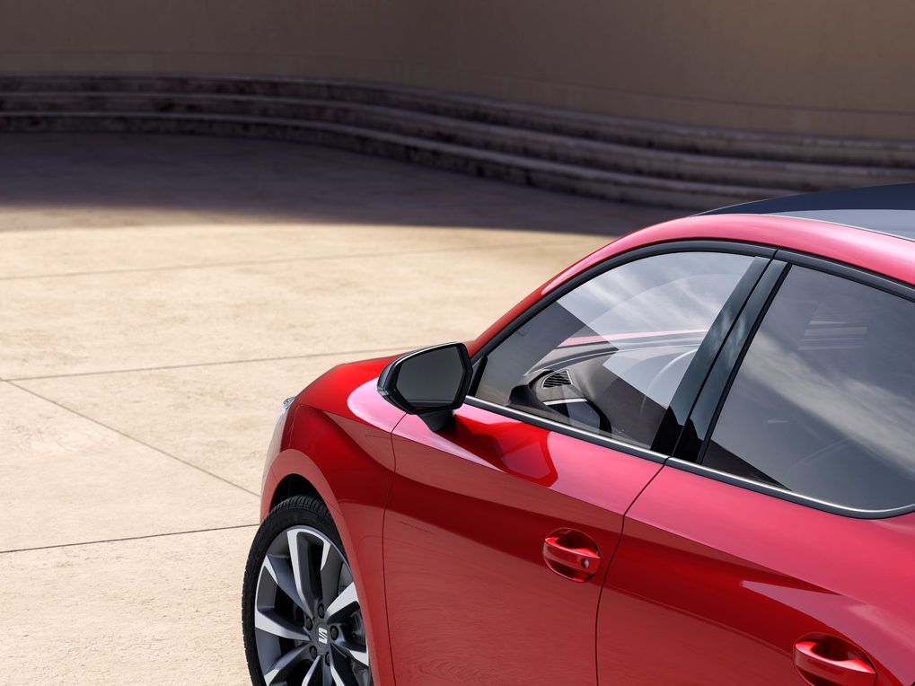 Detailansicht roter SEAT Leon mit abgedunkelten Fenstern