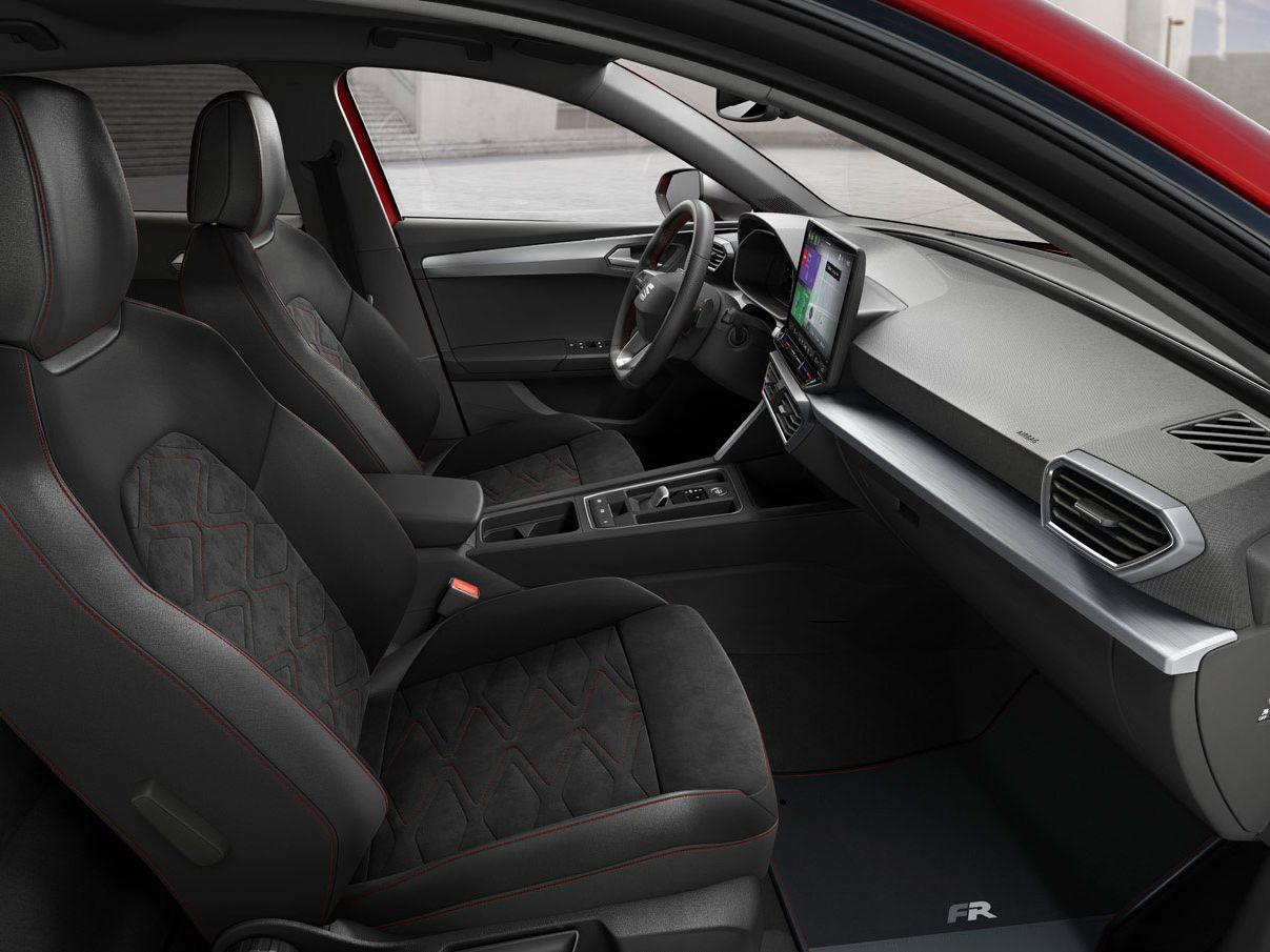 Innenansicht des SEAT Leon mit Dynamic® Sportsitzen für maximale Unterstützung und ein sportlich-elegantes Fahrerlebnis.