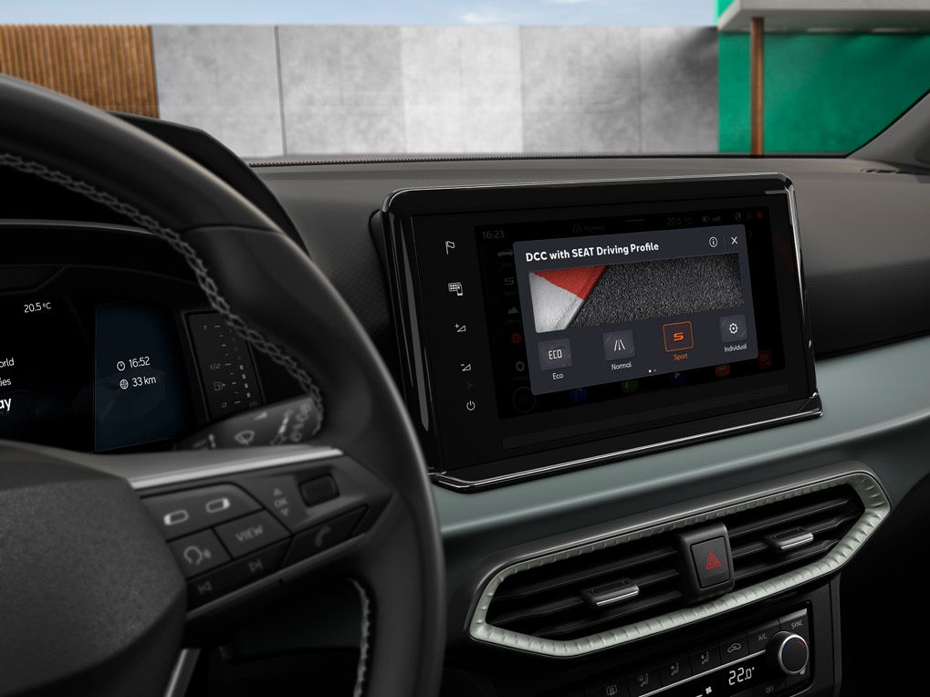 SEAT Arona Innenraum mit Fokus auf das Display inklusive DCC und SEAT Driving Profile