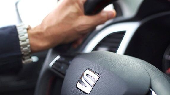 Detailansicht einer Männerhand an einem SEAT Lenkrad.