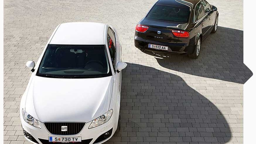 Ein SEAT Exeo in schwarz und ein SEAT Ibiza in weiß aus 2008.