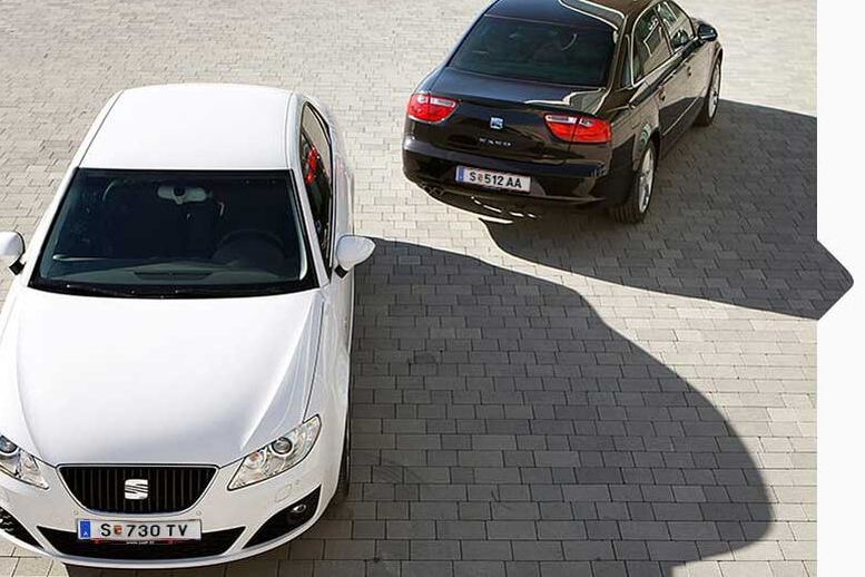 Ein SEAT Exeo in schwarz und ein SEAT Ibiza in weiß aus 2008.