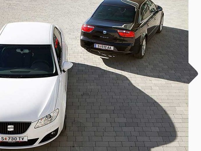 Ein SEAT Exeo in schwarz und ein SEAT Ibiza in weiß aus 2008.