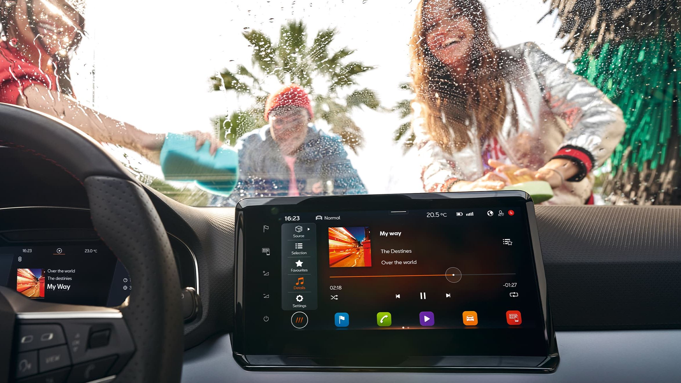 Innenansicht eines SEAT Ibiza: Im Hintergrund sind Freunde zu sehen, die gemeinsam die Windschutzscheibe reinigen