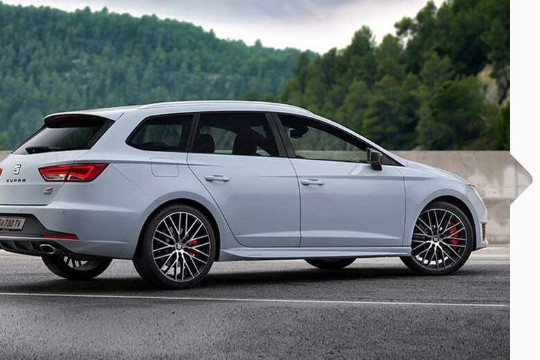 Ein weißer SEAT Leon CUPRA Kombi von 2014.