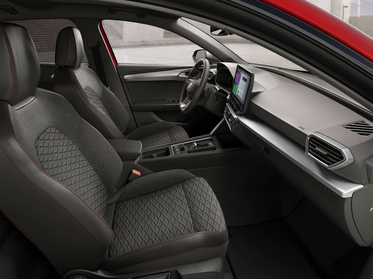 Innenansicht des SEAT Leon mit FR-Stoff-Komfortsitzen, die ergonomischen Halt und stilvolles Design für eine bequeme Fahrt vereinen.