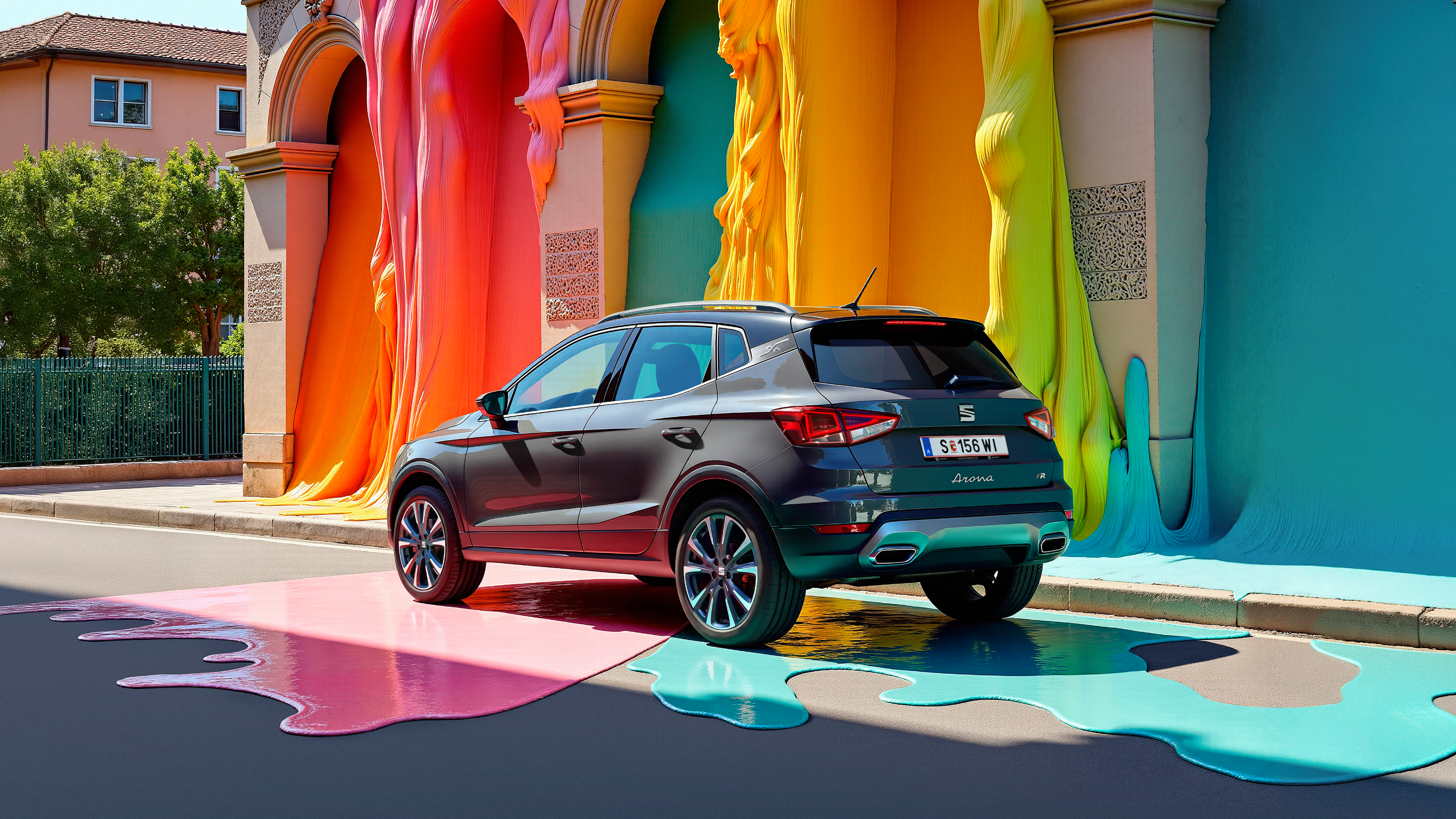 SEAT Arona Seitenansicht mit Haus und bunter Farbe im Hintergrund