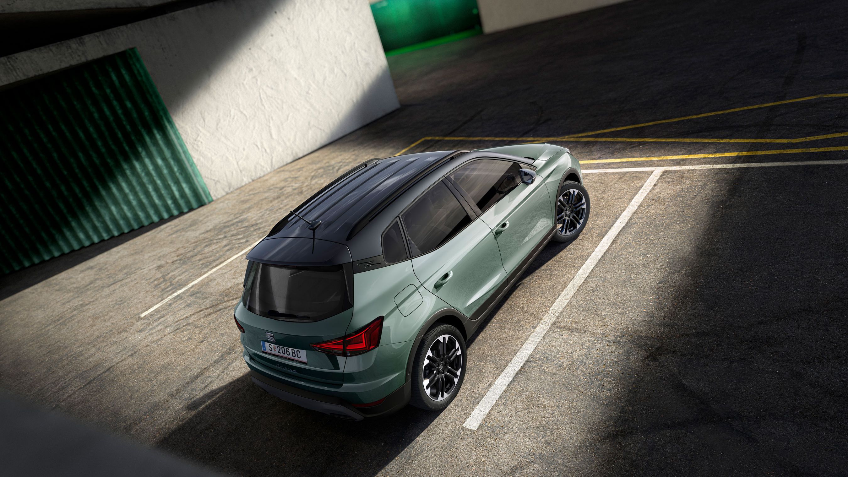 Heck-Seitenansicht des SEAT Arona, die sein makelloses Design als kompakter Crossover-SUV zeigt