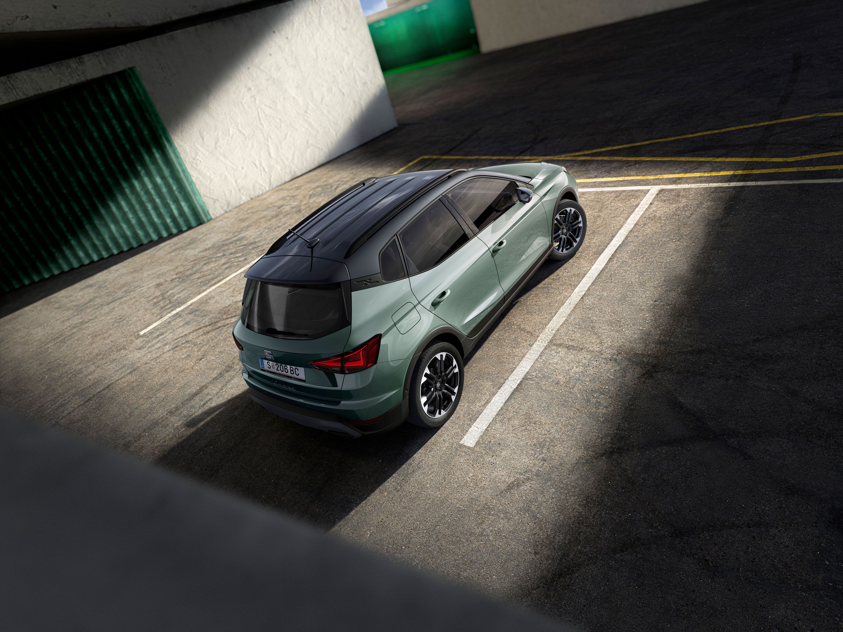 Heck-Seitenansicht des SEAT Arona, die sein makelloses Design als kompakter Crossover-SUV zeigt