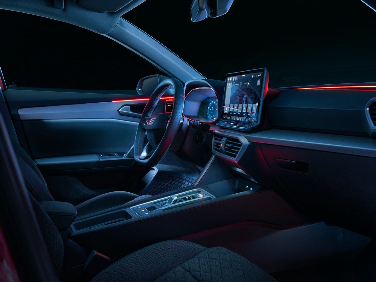 Rundum-LED-Ambientebeleuchtung im SEAT Leon, die ein cooles Design und Sicherheitsfunktionen wie Warnungen bei offenen Türen oder im toten Winkel bietet.