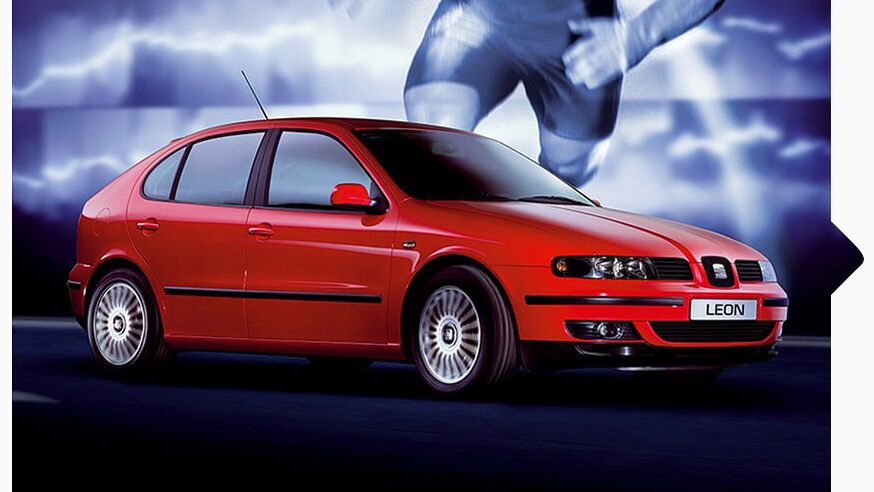 Ein roter SEAT Leon von 1999 in Seitenansicht.