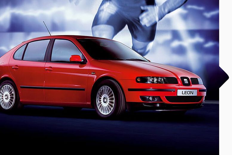 Ein roter SEAT Leon von 1999 in Seitenansicht.