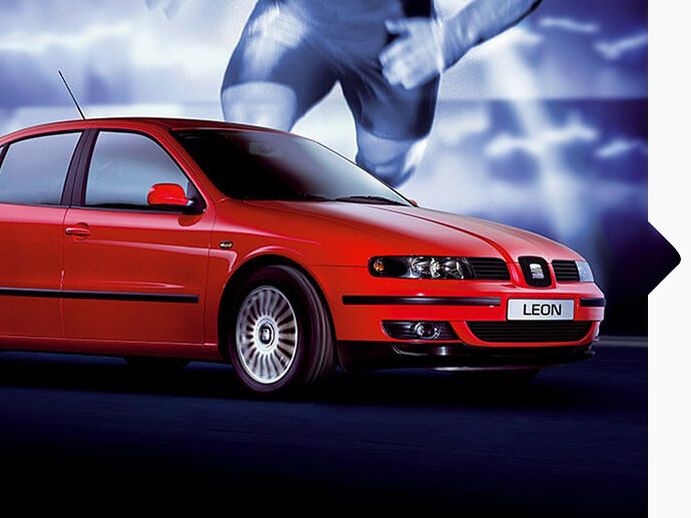 Ein roter SEAT Leon von 1999 in Seitenansicht.