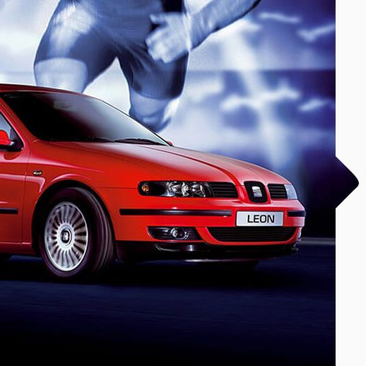 Ein roter SEAT Leon von 1999 in Seitenansicht.