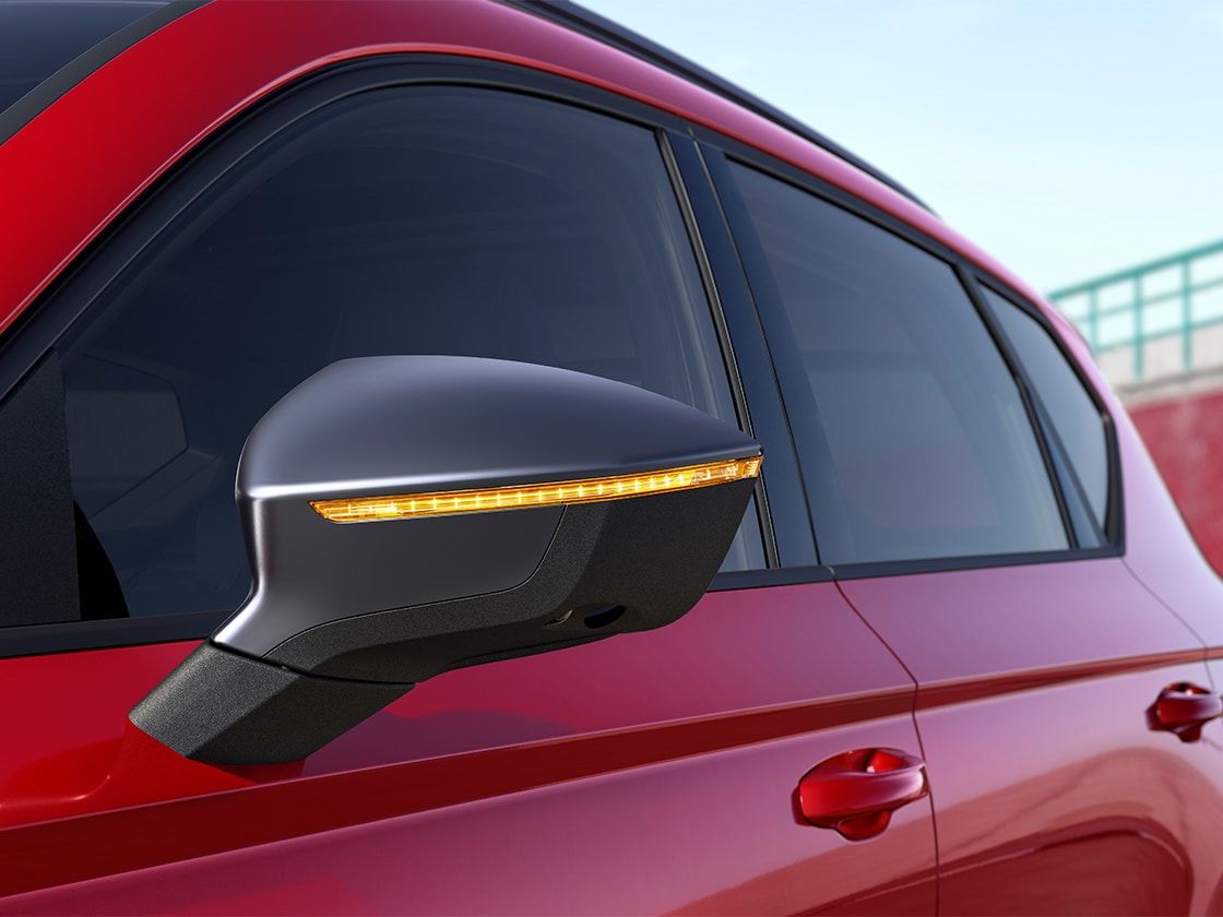 Detailansicht Außenspiegel eines roten SEAT Ateca