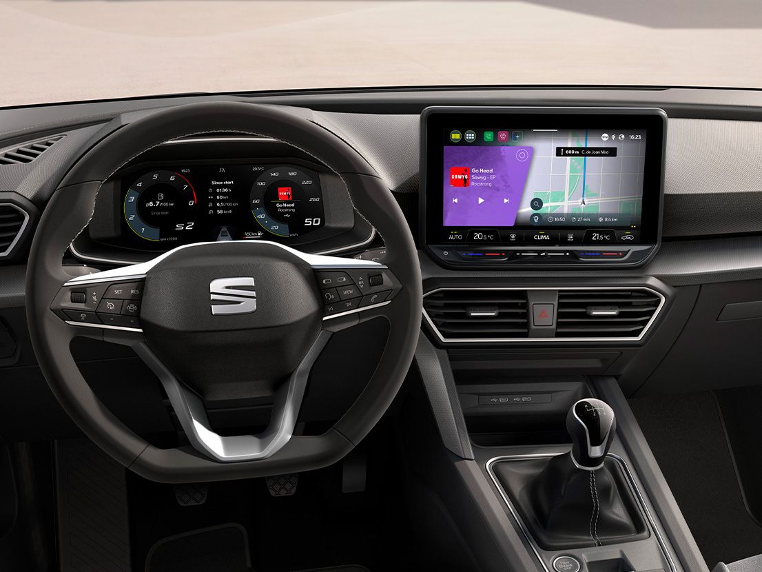 SEAT Leon SP Kombi Cockpitansicht mit Blick auf das Lenkrad, das Fahrerdisplay und das Infotainment System Dashboard.