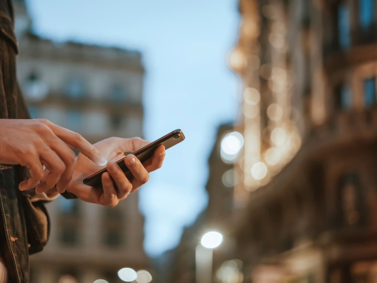 Detailansicht Hände mit Smartphone