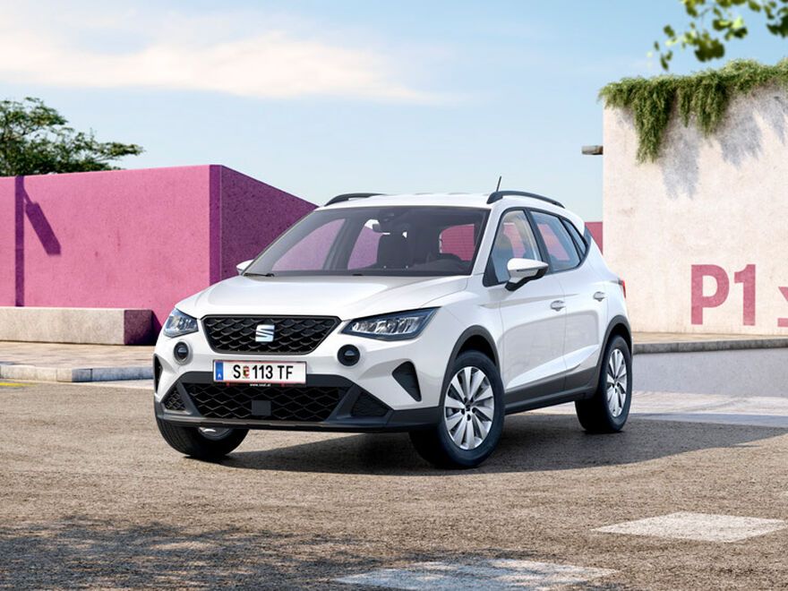 SEAT Arona Frontansicht vor pinker Wand