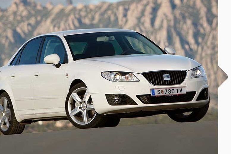 Ein SEAT Exeo in weiß schräge Frontansicht.
