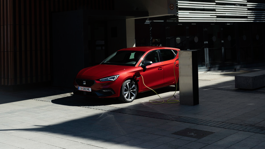 SEAT Leon bei Laden vor einem Gebäude