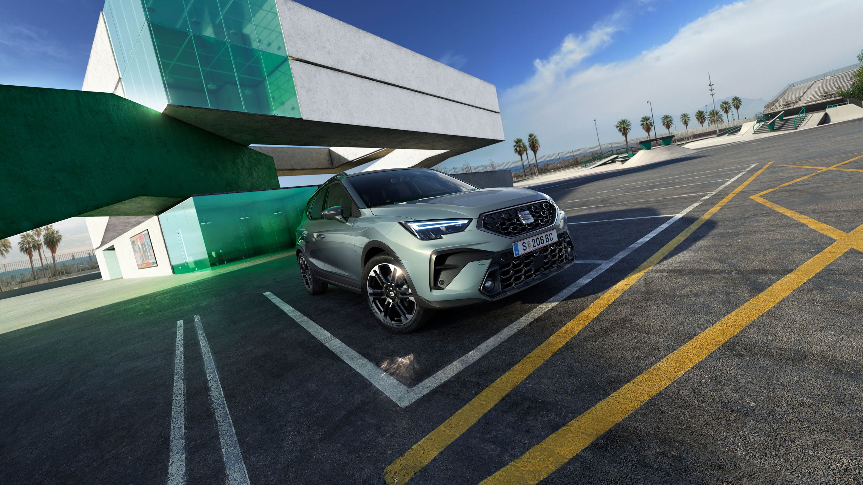 Gesamtansicht eines SEAT Arona 2025, im Freien geparkt.