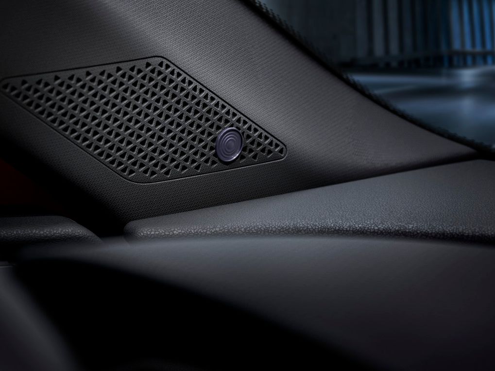 Nahansicht eines Lautsprechers im Innenraum, als Beispiel dafür, wie das SEAT Sound System die Akustik im Fahrzeug verteilt.