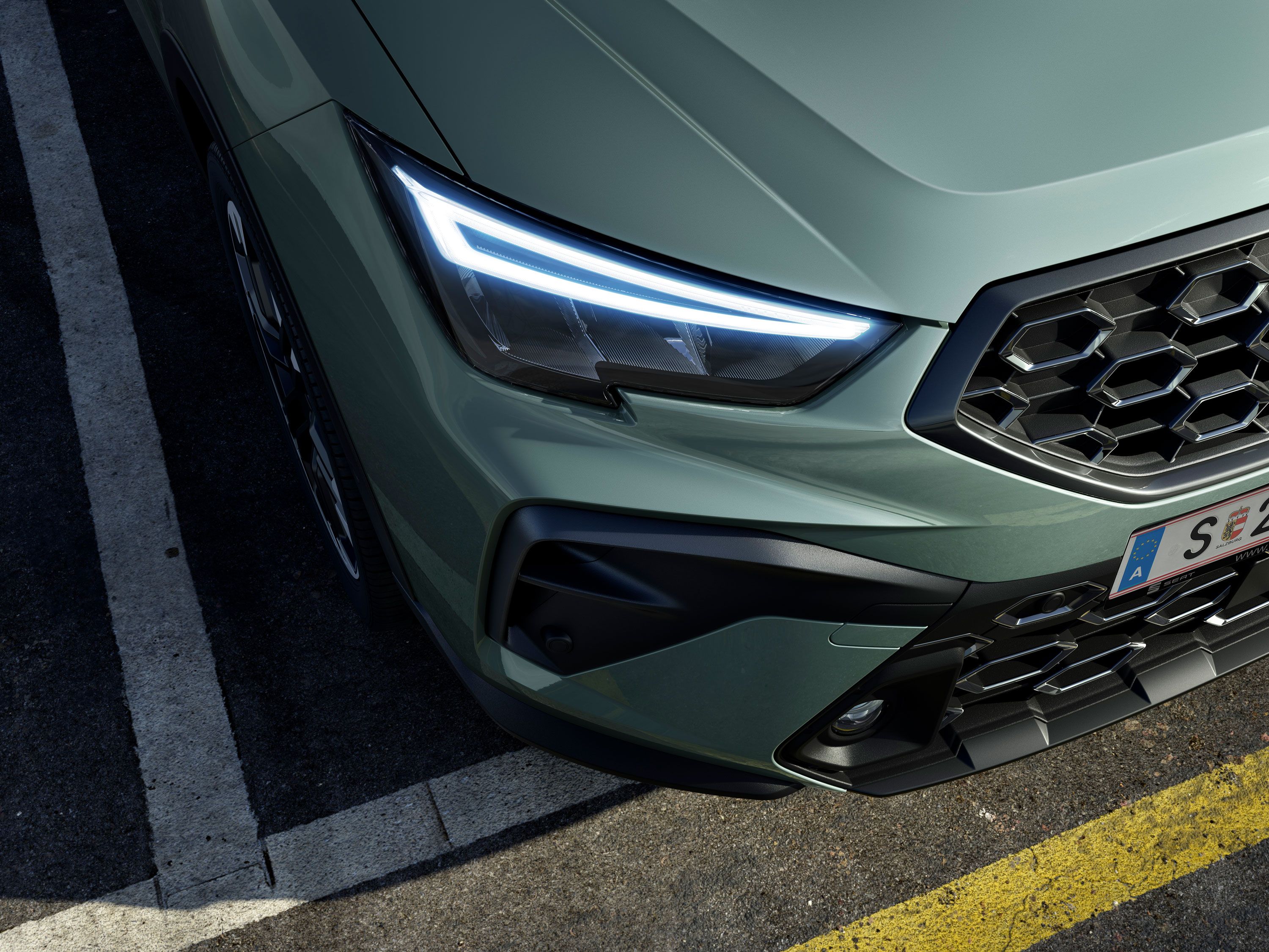 Nahaufnahme des SEAT Arona Scheinwerfers mit Voll-LED-Technologie