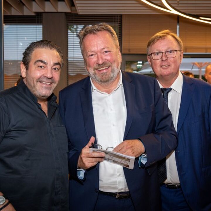 Personen von links: Juan Amador, Wolfgang Wurm (Geschäftsführer Porsche Austria), KommR Peter Schaider (Geschäftsführer Auhof Center)