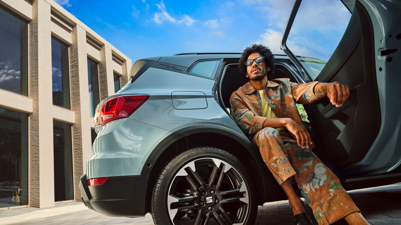 SEAT Arona mit Mann auf Hintersitz mit offener Türe