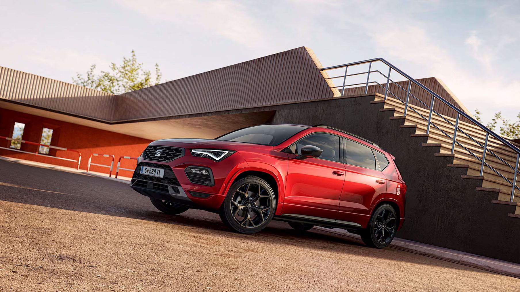 Ein SEAT Ateca in der Black Edition mit roter Lackierung steht perspektivisch aufgenommen auf einem Parkplatz