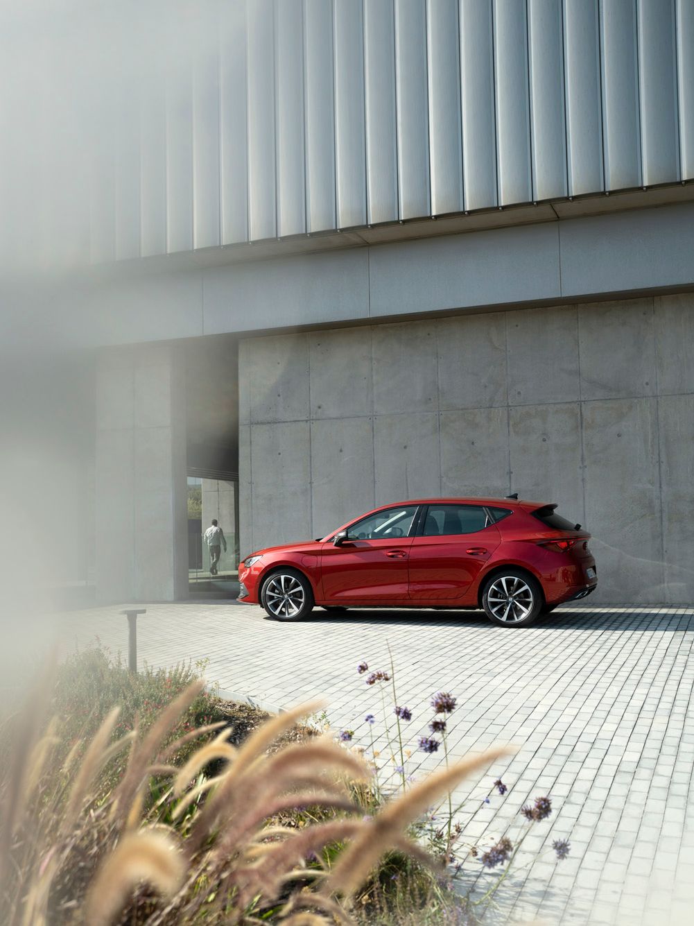 SEAT Leon vor einer Mauer geparkt