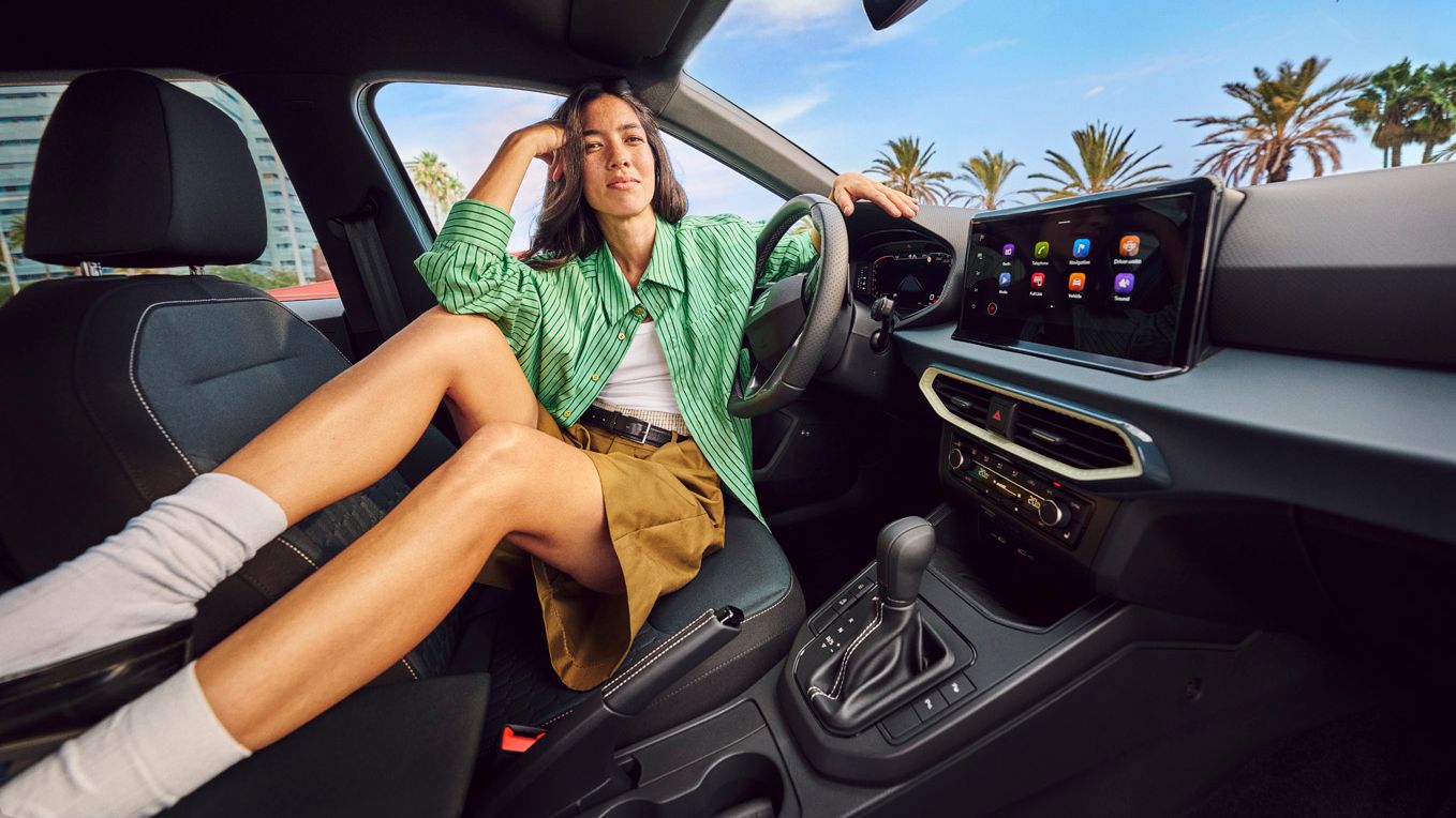 Mädchen im Auto sitzend