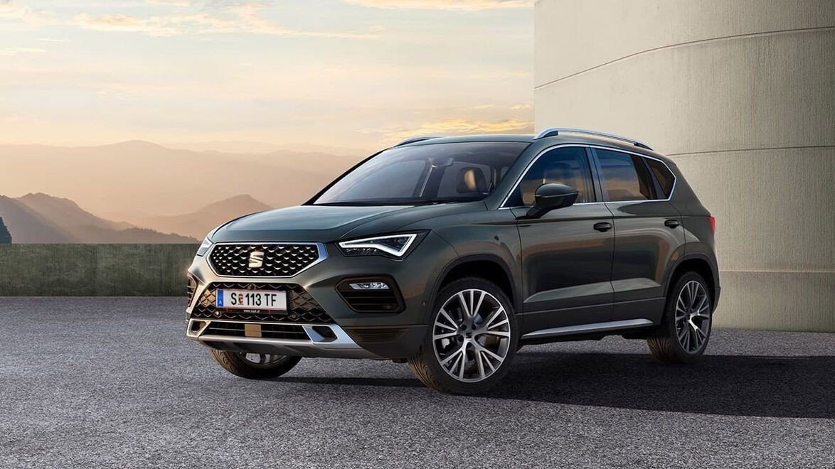 SEAT Ateca Frontansicht mit Bergen links im Hintergrund