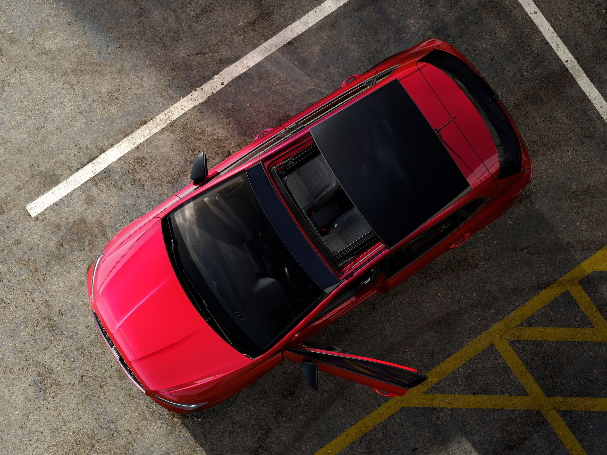 Ansicht von oben auf einen roten SEAT Ibiza mit geöffnetem Schiebedach.