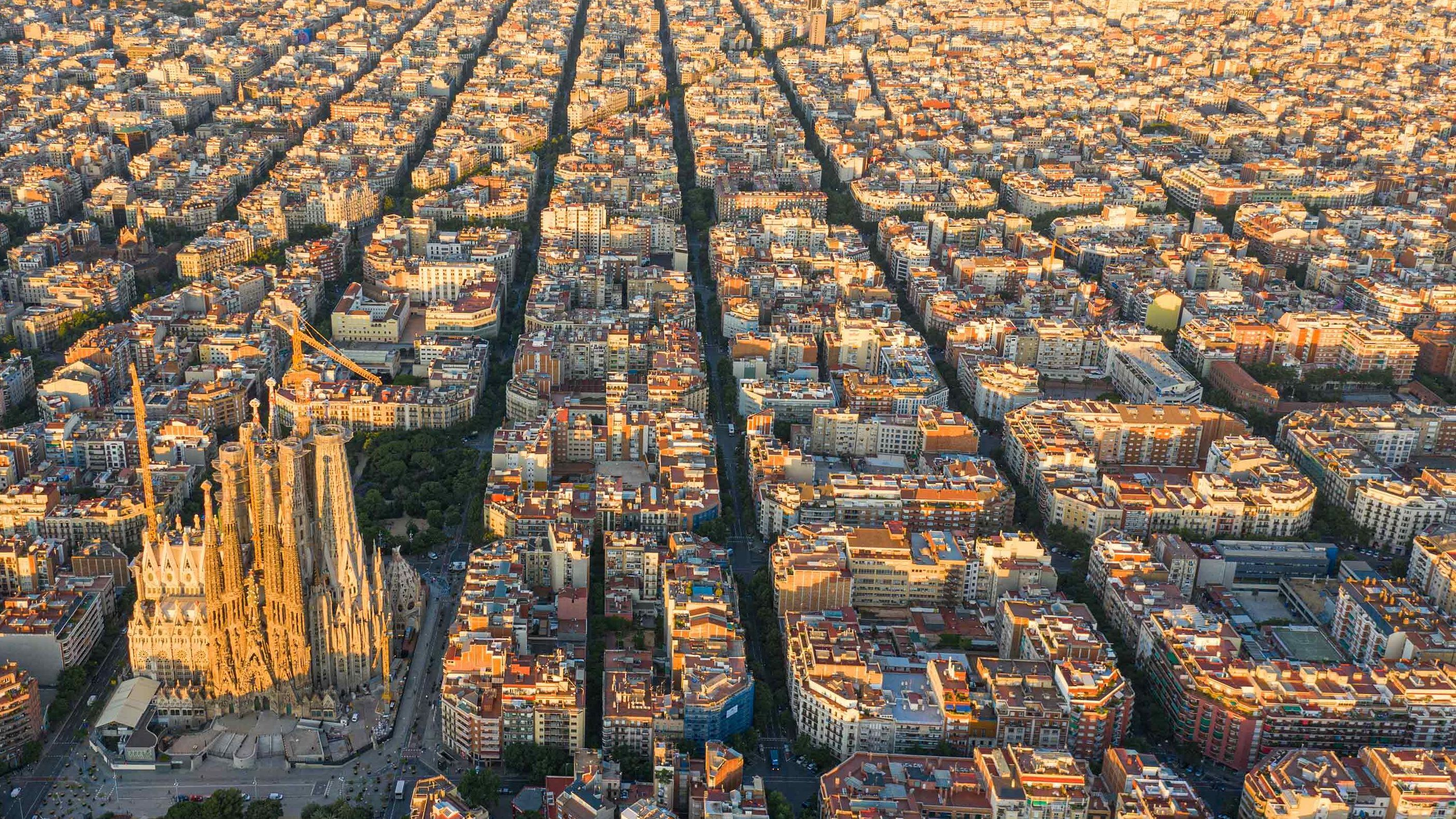 Blick aus der Vogelperspektive auf Barcelona und mit Blick auf Sagrada Familia. 