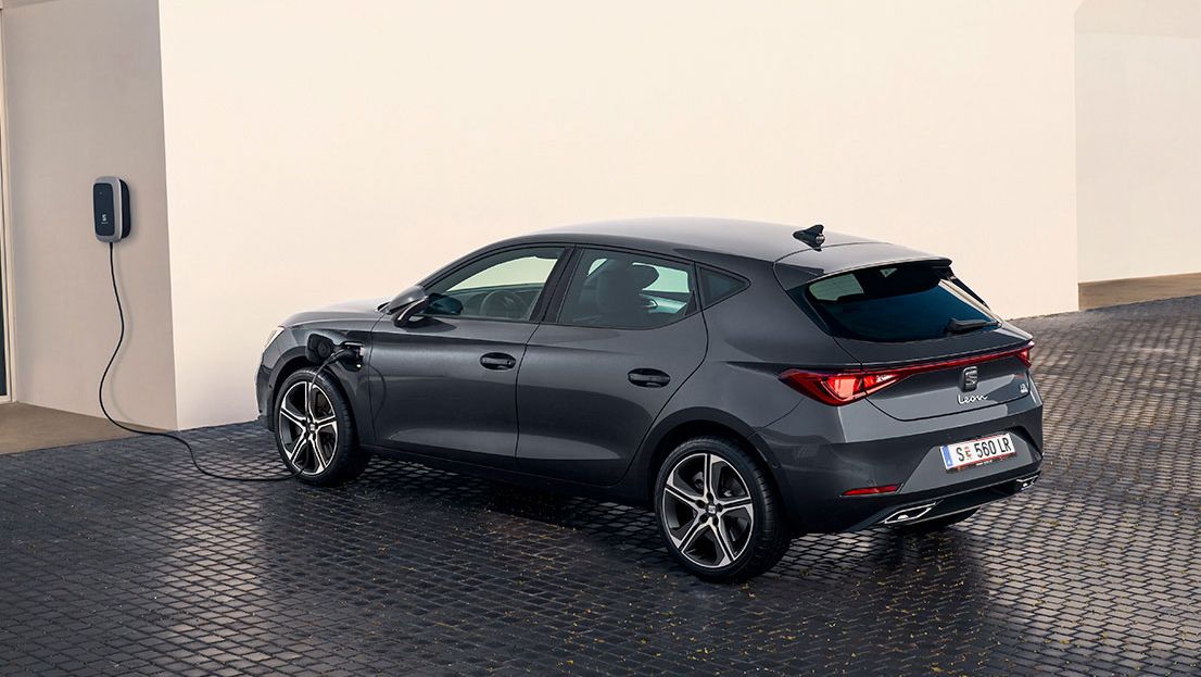 Der SEAT Leon Hybrid wird an einer Elektroladestation geladen