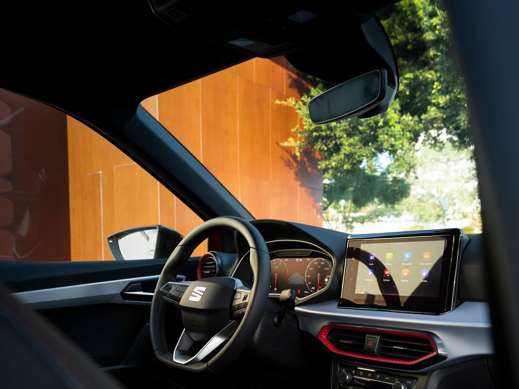 Arona-Interieur mit Fokus auf das moderne digitale Cockpit, das großformatige Display und ergonomisch gestaltetes Lenkrad.