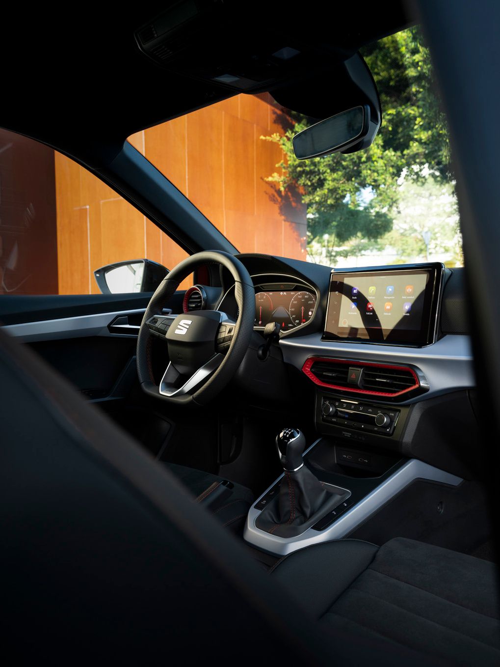Arona-Interieur mit Fokus auf das moderne digitale Cockpit, das großformatige Display und ergonomisch gestaltetes Lenkrad.
