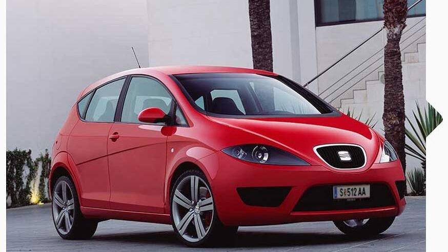 Ein SEAT Altea Prototyp in rot schräge Frontansicht.