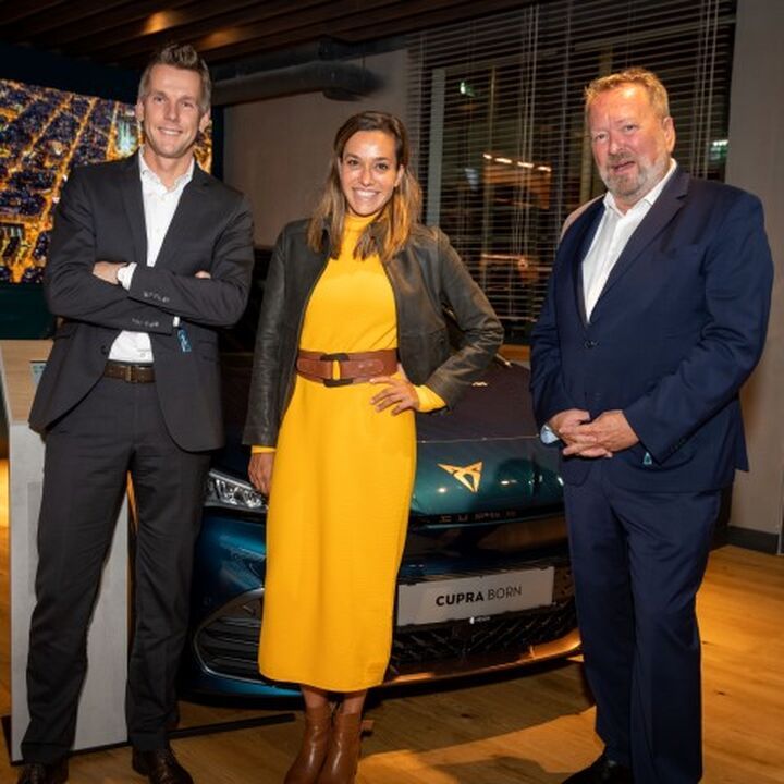 Personen von links: Kai Vogler (SEAT S.A. Vorstand Marketing & Vertrieb), Andrea Schlager, Wolfgang Wurm (Geschäftsführer Porsche Austria)