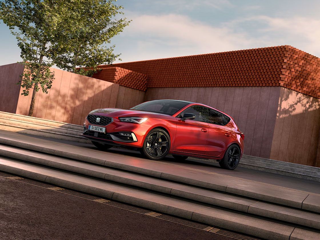 SEAT Leon FR mit schwarzen Spiegelkappen und schwarzen Felgen 