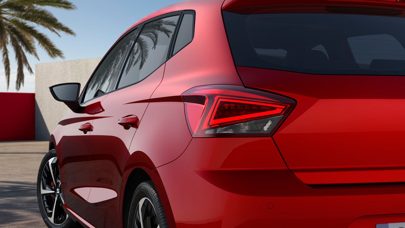 Ein roter SEAT Ibiza aus einer perspektivischen Ansicht von der Heckseite